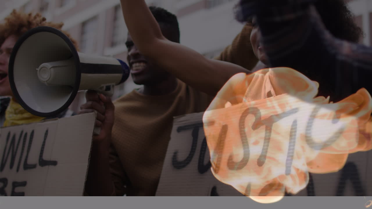 animación de un rastro de fuego sobre un grupo diverso de manifestantes levantando las manos