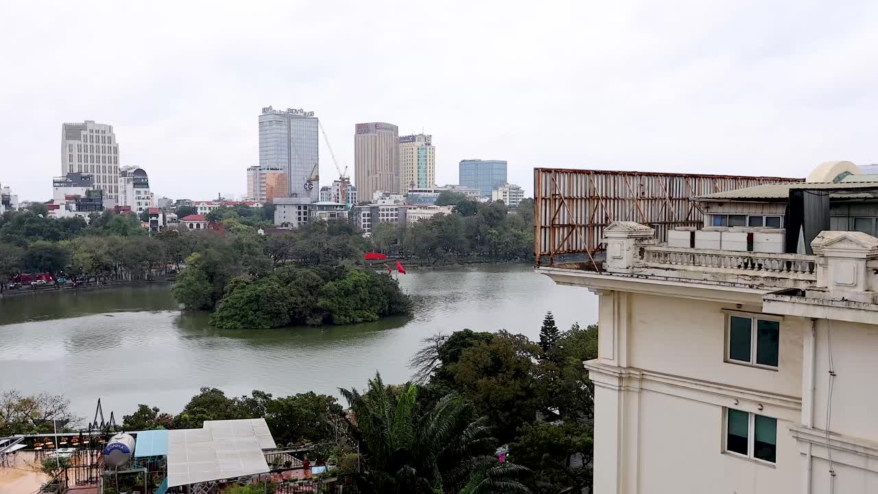 vista panorámica del lago y los edificios de la ciudad