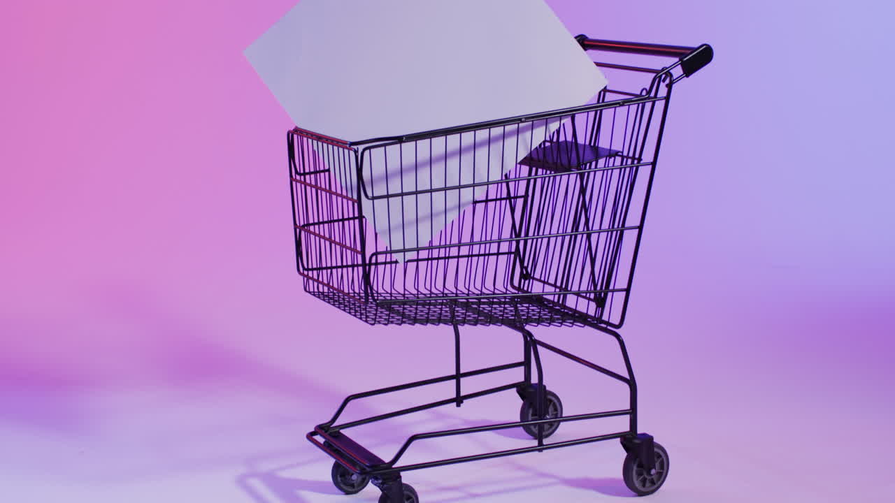 video de un carrito de compras y un lienzo con espacio de copia sobre un fondo rosa neón