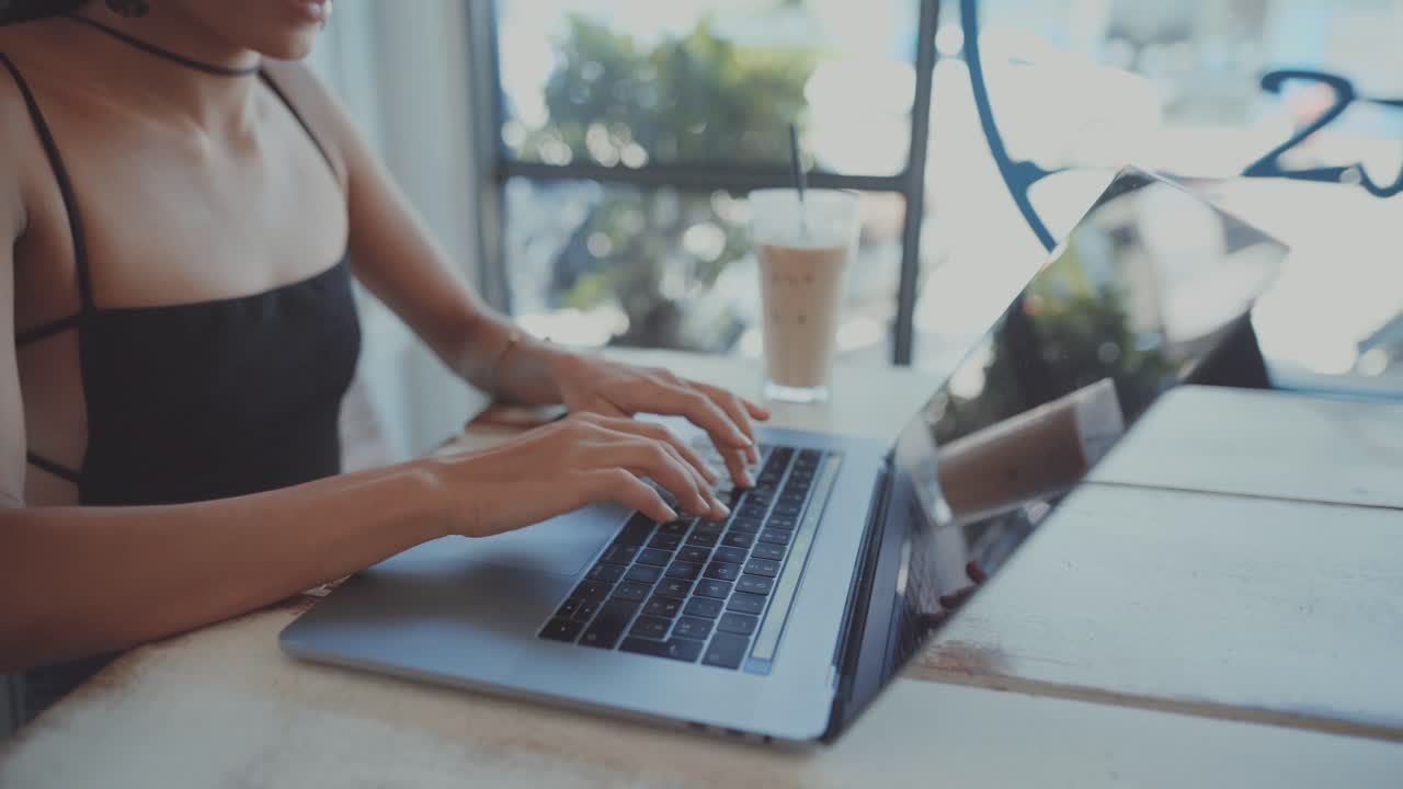 카페에서 노트북으로 일하는 여자