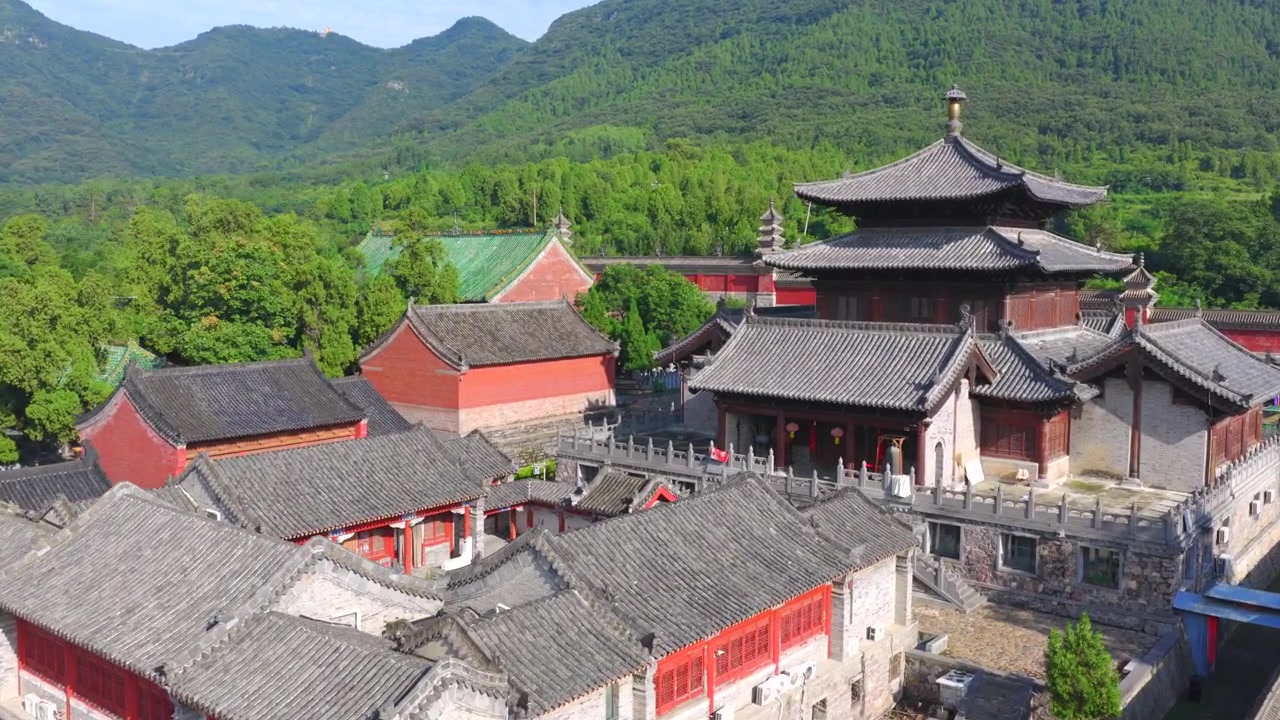 Ilmakuva Shaolin-temppelistä aamusumussa, maailmanperintökohde Henanissa Kiinassa, zenbuddhalaisuuden ja Shaolin Kung Fun syntymäpaikka. Kiinan sivilisaatio, Kiinan filosofia.