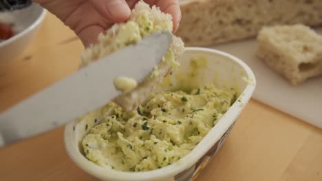 Typisches-Madeiranisches-Brot-Bolo-Do-Caco-Mit-Butter-Und-Petersilie