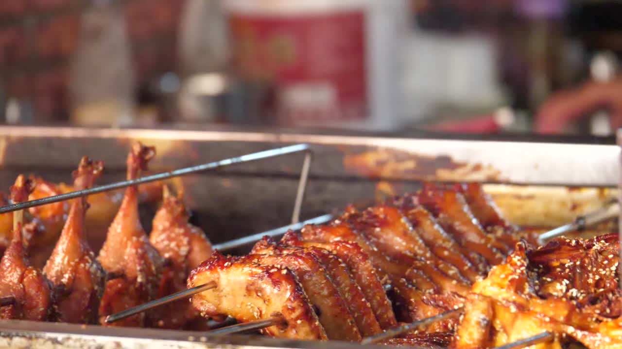 매혹적인 색상의 로스트 치킨 슬로우 모션 k