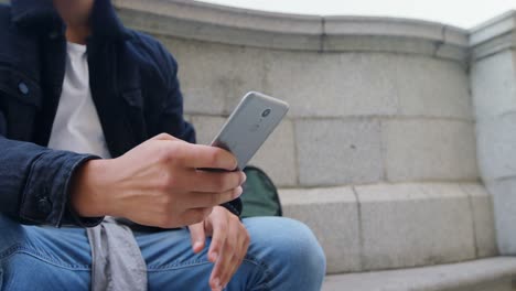 hombre usando teléfono móvil 4k