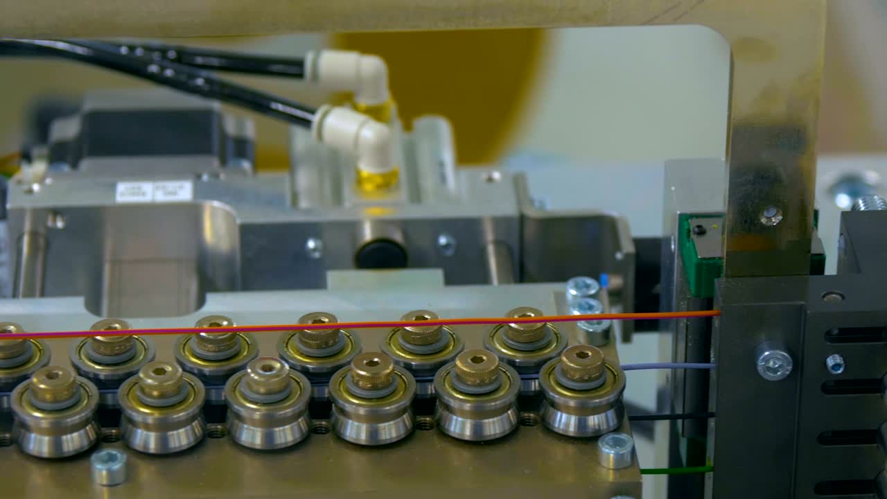 parte de la línea automática para la producción de cables y conectores para ordenadores