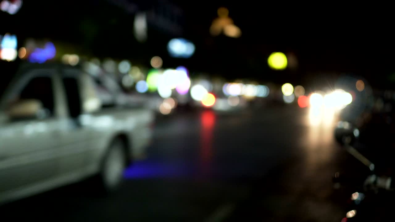 시내 거리에서 흐릿한 교통, 밤의 신호등이 흐릿해졌다.