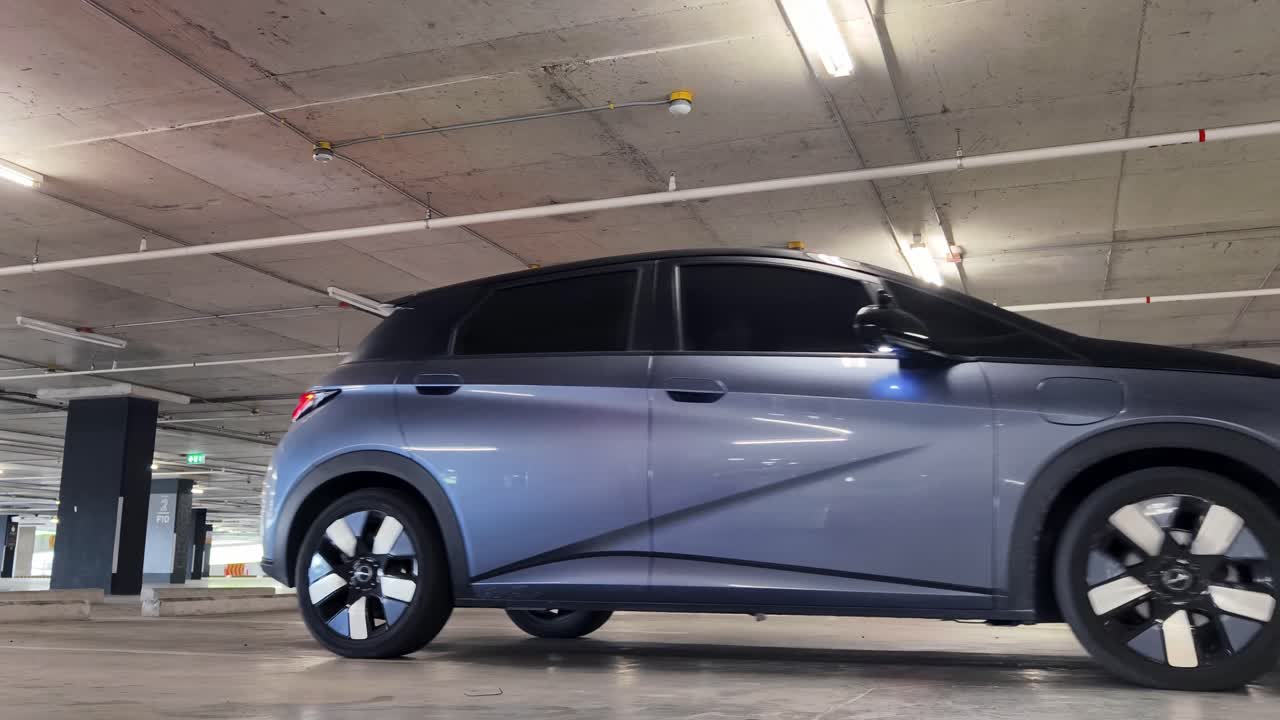 지하 주차장 에 있는 전기 자동차