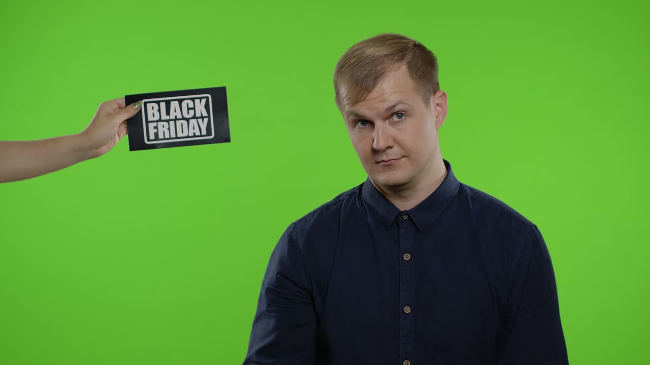 la inscripción black friday aparece al lado del hombre sonriente. hombre mostrando los pulgares hacia arriba, sonriendo. black friday