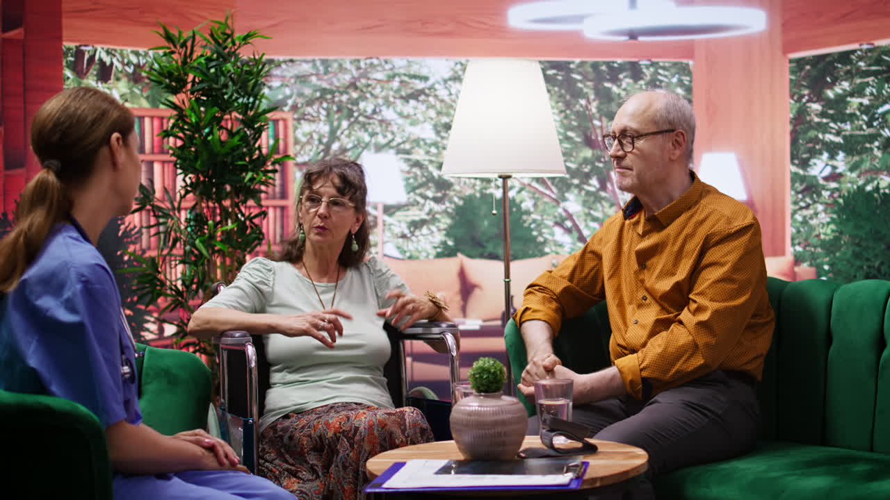 체어 에 앉은 노인 과 그 의 남편 과 토론 하는 전문 관리자