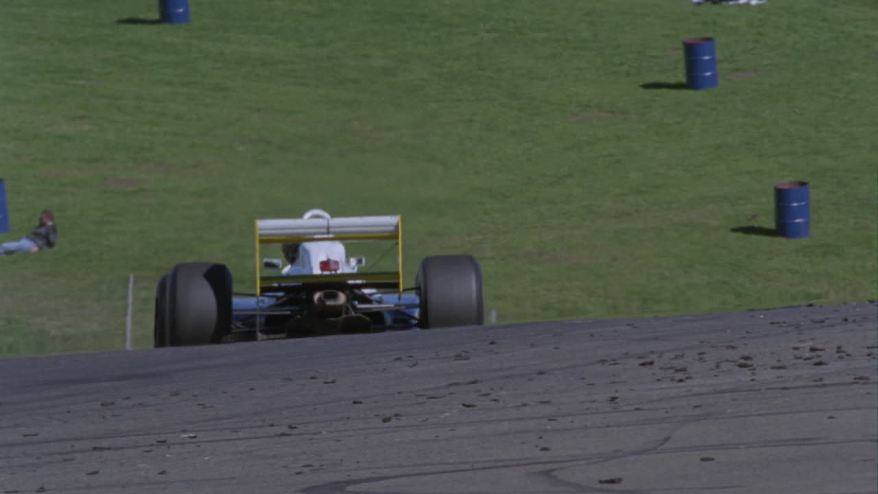 レースカーがトラック上で急カーブを描く