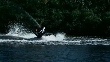 Sportler-Wirbelt-Auf-Schnellem-Jetski-Auf-Dem-Fluss.-Extremes-Wassersportkonzept