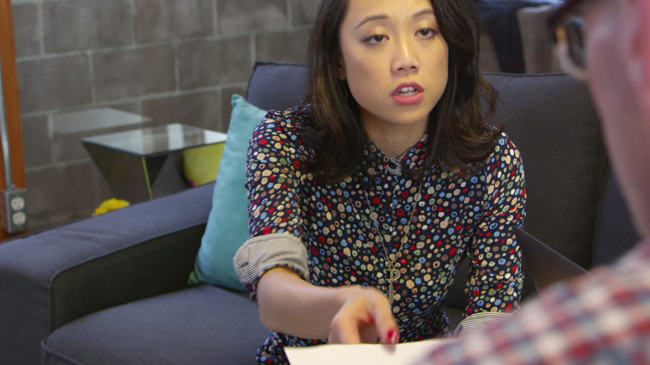 두 명의 디자이너가 사무실에서 r3d 촬영을 하고 있습니다.