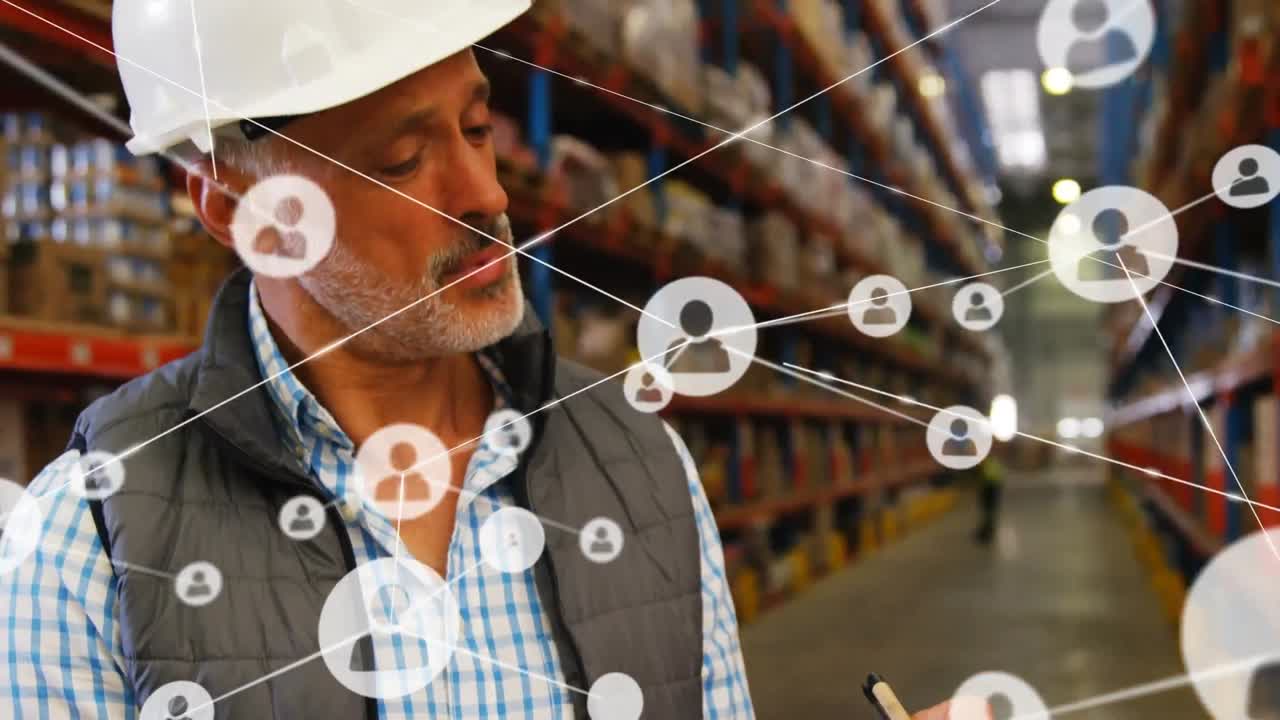 animación de redes de conexiones con iconos sobre el hombre que trabaja en el almacén
