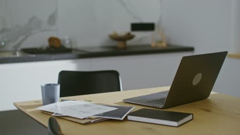 oficina en casa moderna con portátil y documentos