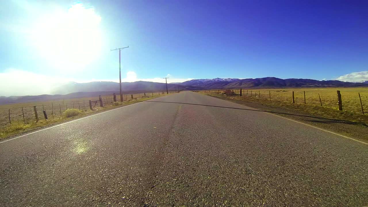 빠른 속도로 시골 길을 따라 운전하는 pov shot