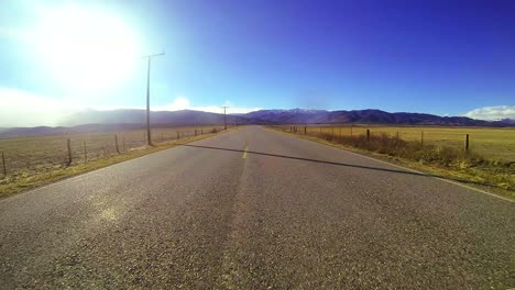 Pov-Shot-Conduciendo-Por-Una-Carretera-Rural-A-Gran-Velocidad