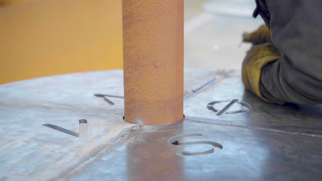 soldador de arco experto superficie de soldadura de una mesa de metal con letras grabadas