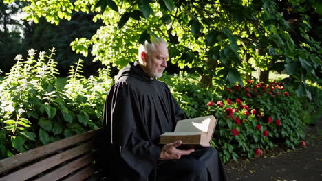 monje leyendo en un parque