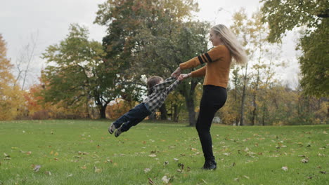 Mamá-E-Hijo-Caminan-En-El-Parque-De-Otoño