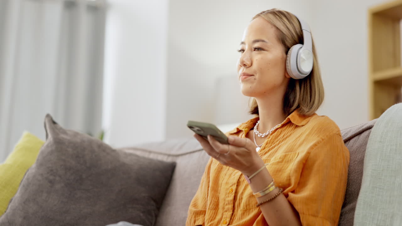 춤, 음악 그리고 헤드폰을 쓴 여자를 찾습니다.