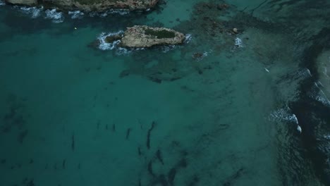 Un-Dron-Cinematográfico-Revela-Una-Pequeña-Roca-Isleña-Con-Olas-Rompiendo-Contra-La-Costa-En-España