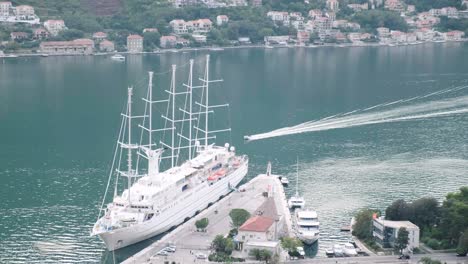 Hermosa-Bahía-De-Kotor-En-Montenegro-Durante-Una-Puesta-De-Sol-En-Los-Balcanes