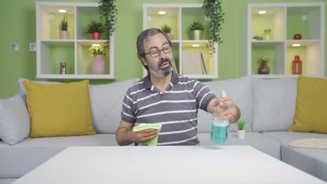 un hombre maduro limpiando la casa solo.
