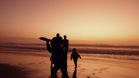 Eltern,-Kinder-Und-Sonnenuntergang-Am-Strand