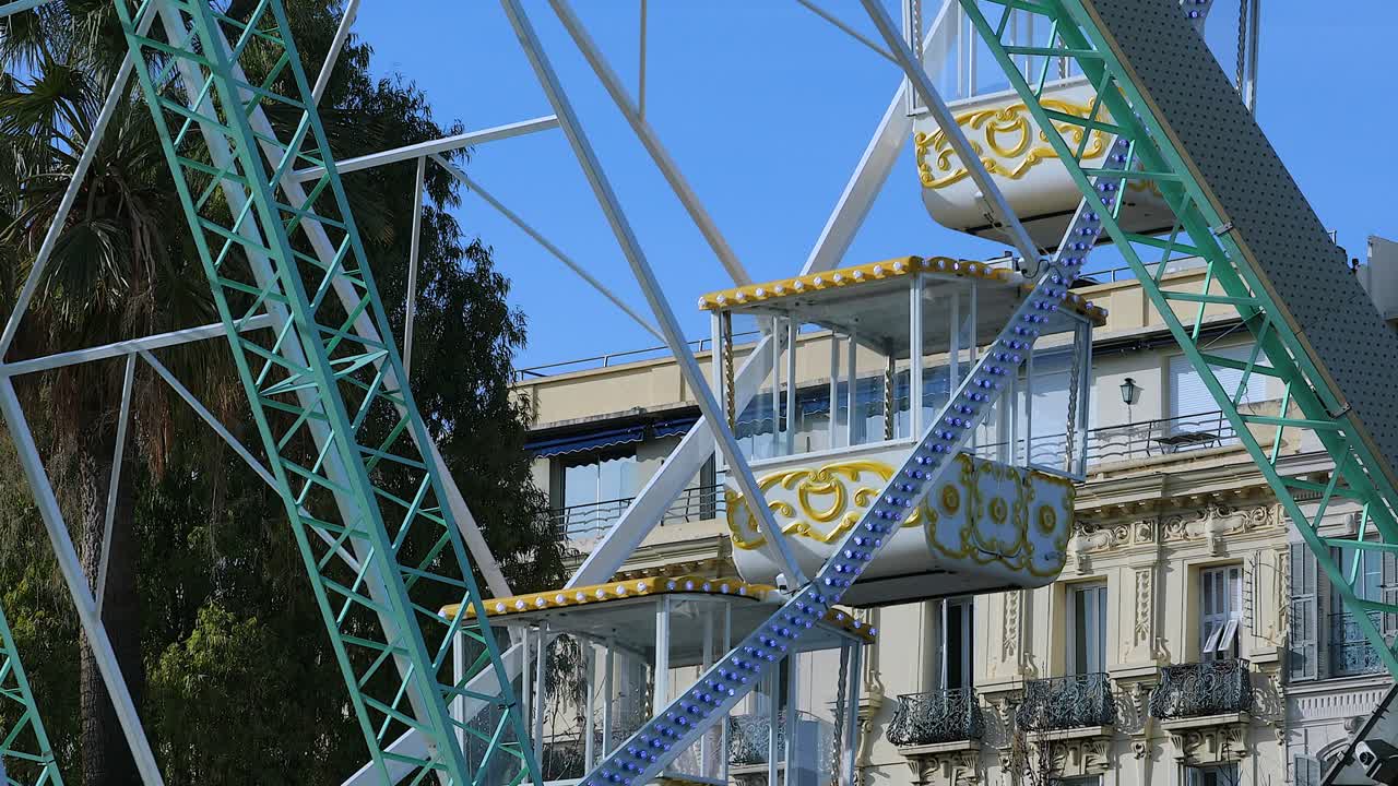 rueda gigante con cabañas coloridas