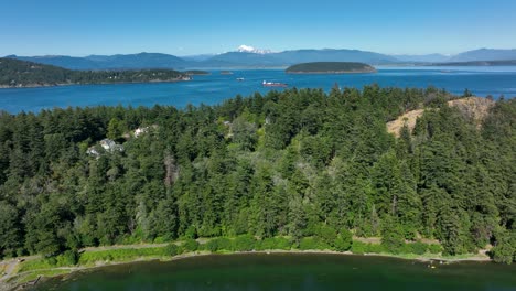 Aerial-panning-view-of-Cap-Sante-Park-in-Anacortes,-Washington