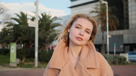 Mujer-Joven-Posando-Para-La-Cámara-En-La-Ciudad.