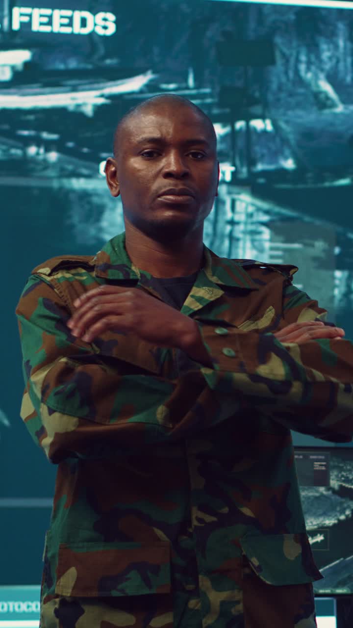 Hombre militar serio con uniforme de camuflaje de pie con los brazos cruzados