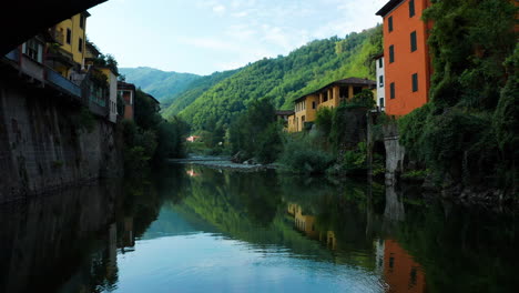 Río-Bagni-Di-Lucca-Con-Arquitectura-Antigua-Y-Puentes-De-Arco,-Italia