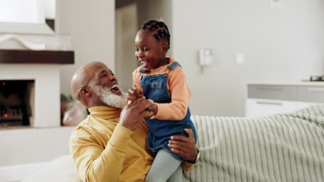 Jugando,-El-Abuelo-Y-La-Niña-Se-Ríen-En-El-Sofá