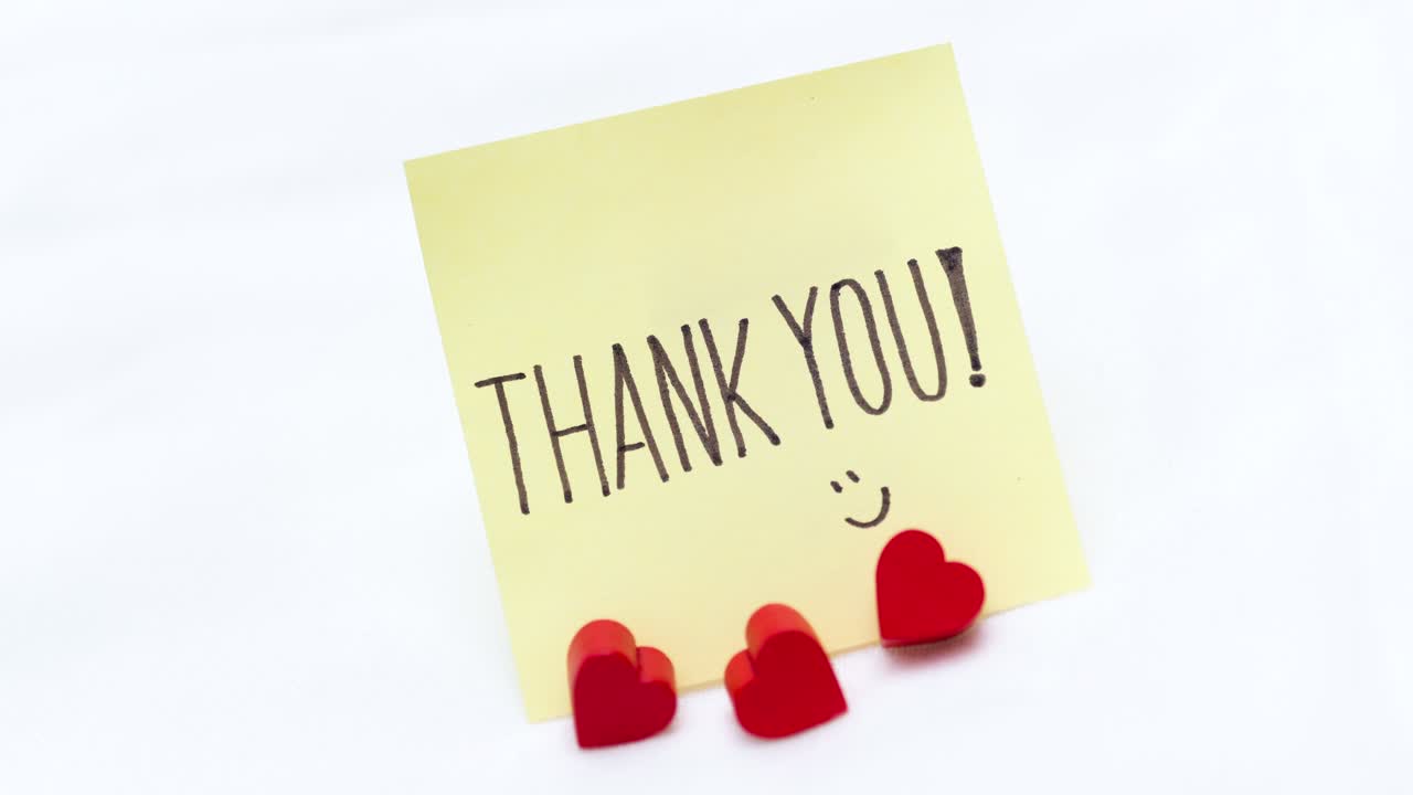A simple thank you note with heart accents radiates warmth and appreciation in a minimalist environment.