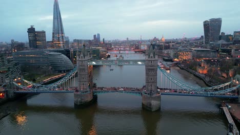 El-Camión-Dejó-El-Pedestal-Abajo-Con-Un-Dron-En-El-Puente-De-La-Torre-En-Londres,-Inglaterra,-Durante-La-Noche