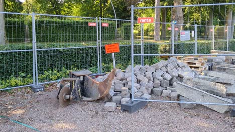 4k-60fps-Baumaterialien-Ziegel-Und-Fliesen-Auf-Der-Baustelle-Neben-Der-Straße-In-Schweden-–-Panoramaaufnahme