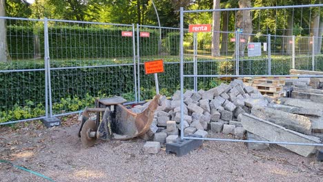 4k 60fps materiales de construcción ladrillos y azulejos en un sitio de construcción junto a una carretera en suecia - toma panorámica