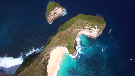 Drone-Volando-Hacia-Adelante-Sobre-La-Playa-De-Kelingking-En-La-Isla-De-Nusa-Penida-Sobre-La-Arena-Amarilla-De-La-Península-De-La-Costa