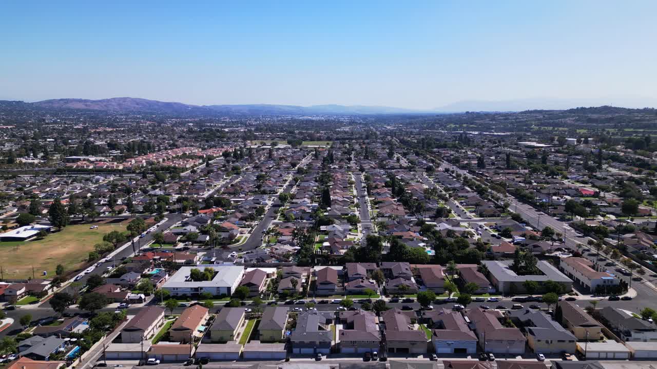 남부 캘리포니아에서 좋은 집이 많은 이웃의 슬라이딩 왼쪽 전망 산의 전망과 여름 날에 구름이 없습니다