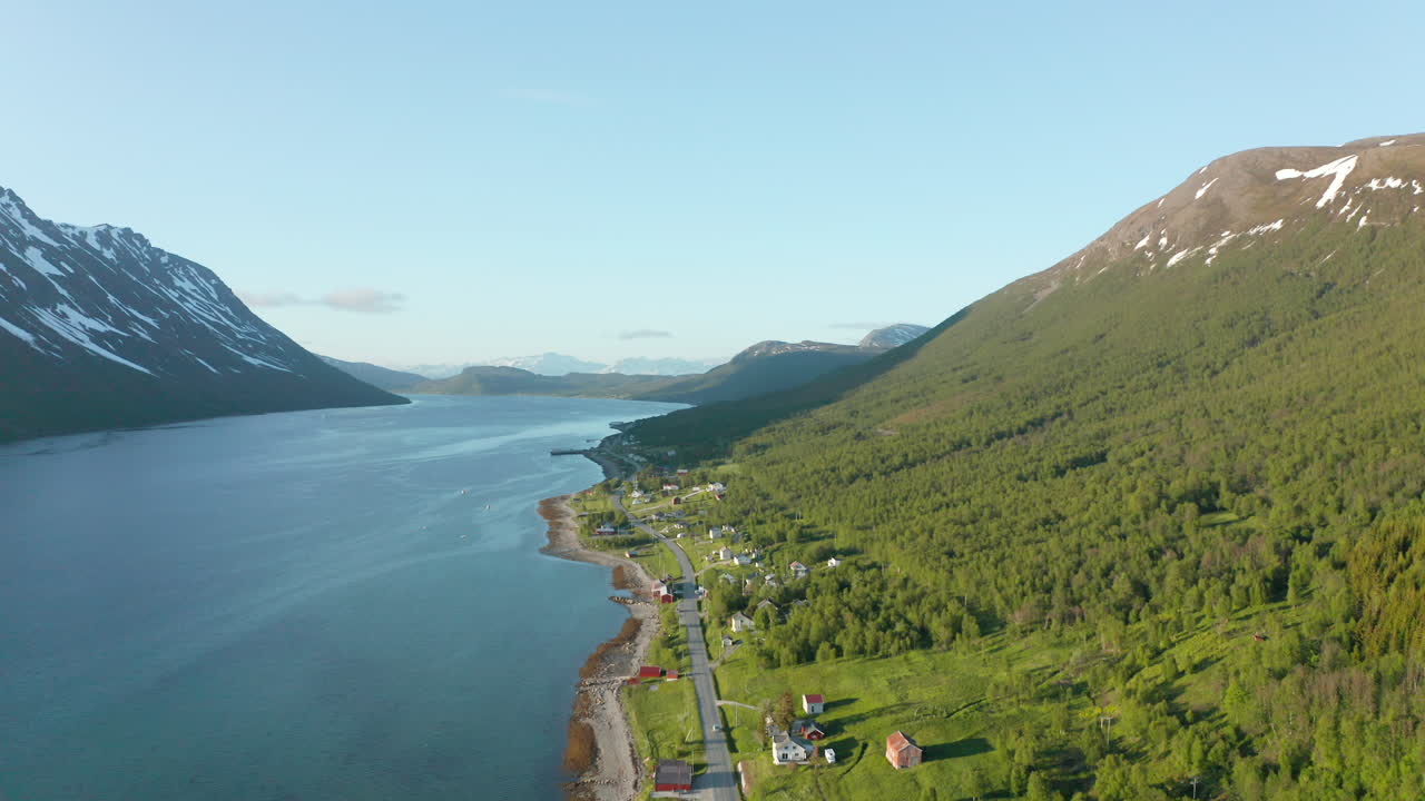 sobrevuelo aéreo de rotsund, noruega, a lo largo de un fiordo tranquilo y un paisaje montañoso