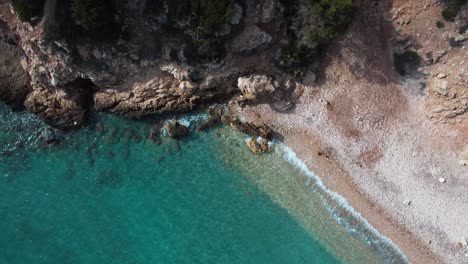 Paradiesischer-Einsamer-Buchtstrand-Mit-Klarem-Türkisfarbenem-Meerwasser,-überkopfantenne