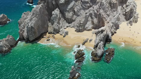 Cinematic-drone-shot-of-sea-cliffs-and-beautiful-beaches-in-Cabo-San-Lucas-Mexico,-rotating