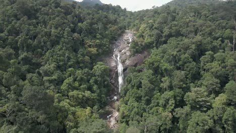 cascadas de agua por la empinada pared de granito en la selva tropical de aire terjun