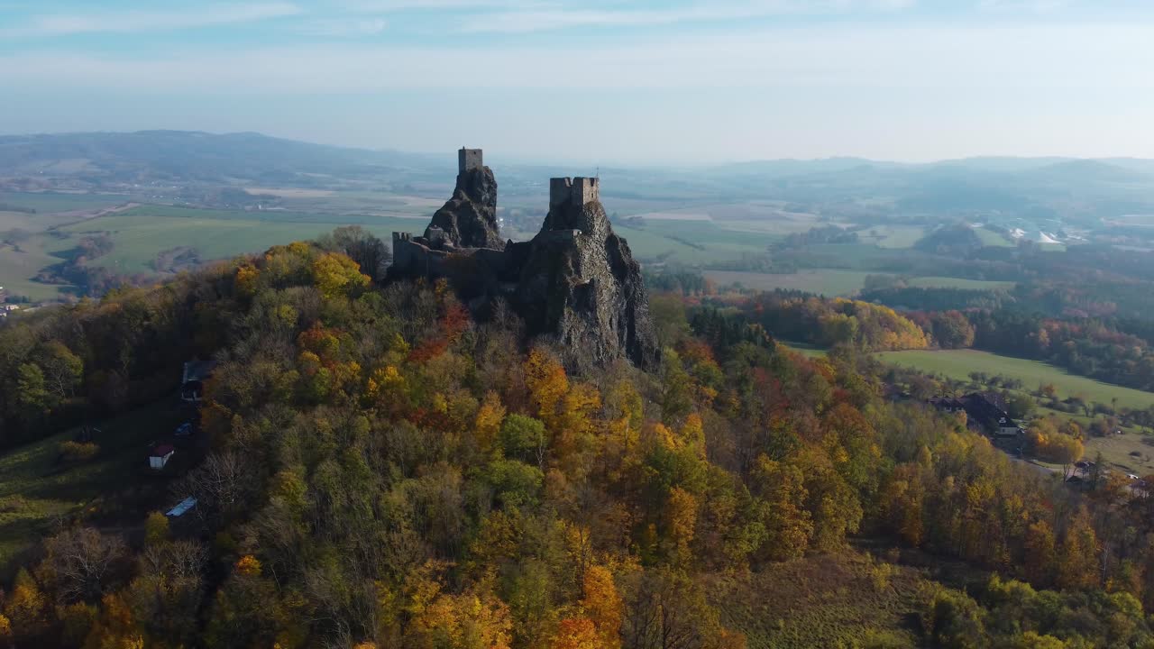 volando alrededor de las ruinas del castillo checo trosky en el paraíso bohemio en otoño soleado