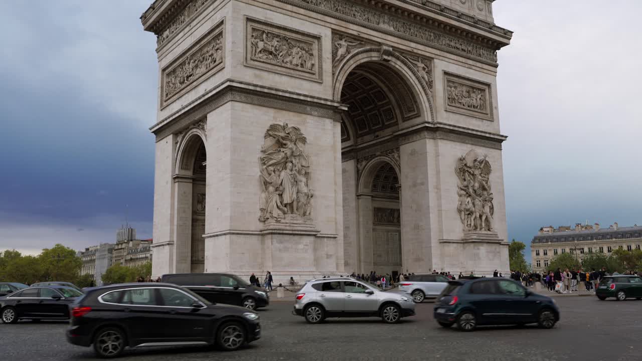 el famoso monumento del arco del triunfo en parís vista lateral