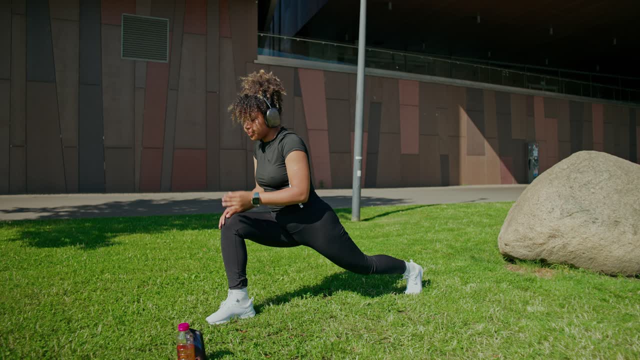 Mujer estirándose y haciendo ejercicio al aire libre