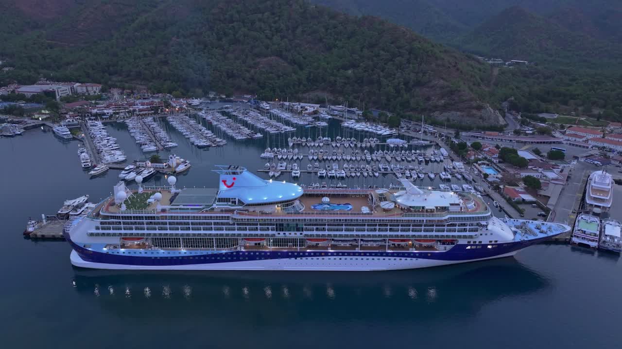Serenità del porto di Marmaris con nave da crociera e yacht all'alba, Turchia
