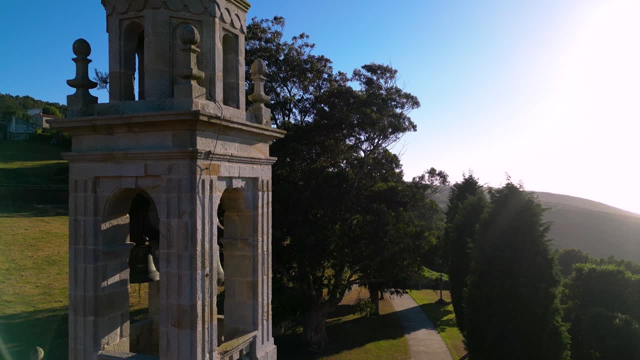 화창한 날 나무에서 교회 종탑으로 후퇴