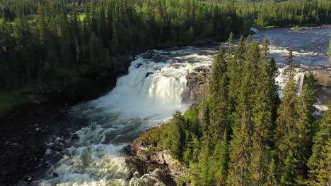 Der-Ristafallet-Wasserfall-Im-Westlichen-Teil-Von-Jämtland-Gilt-Als-Einer-Der-Schönsten-Wasserfälle-Schwedens.